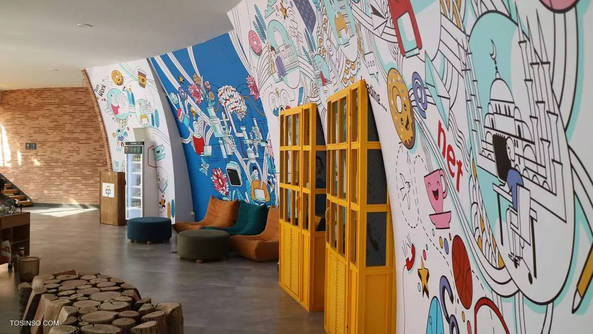 مرکز نوآوری پارادایس هاب (Paradise Hub), خب شاید واقعا هم بین فضاهای کاری موجود از نظر دنج بودن و قشنگی بهشت حساب بشه اما دیگه با تصاویری که از محیط های کاری گوگل و فیسبوک دیدید مقایسه نکنید چون نا امید میشید.طبق نوشته خود مسئولین مجموعه *پارادایس هاب بزرگترین فضای کار اشتراکی ایرانی با شعب بین‌المللی است.* نمیدونم نوشته بالا چقدر درست هست ولی امروز که به وبسایتشون سر زدم تغییرات زیادی نسبت به چند هفته قبل داشتن و مثل اینکه در حال حاضر یک شعبه دیگه هم افتتاح کردن ولی در حین جستجو به یک مجموعه دیگه ای چشمم خورد که تا حالا اسمش و نشنیده بودم و در تهران,دوحه,کویت,لبنان,ترکیه,فرانسه,بلژیک شعبه فعال داشتن!

||https://tosinso.com/files/get/27688e6e-6d33-4dad-a7b2-0086f335accc||

!! آدرس پارادایس هاب
--
خب بالاتر گفتم تغییراتی داخل وب سایت داده اند, ورژن قبلی سایتشون اطلاعات زیادی نداشت ولی در ورژن جدید خداروشکر اطلاعات خیلی کمتری نسبت به قبل قرار دادن, آدرس,شماره تلفن,نحوه ثبت نام داخل وب سایت جدید وجود نداره که واسه بزرگترین فضای کار اشتراکی ایرانی عجیب هست! اما  این اطلاعات از قبل روی گوگل مپ هست میتونید استفاده کنید.
شعبه اول این مجموعه اسمش باغ بهشت هست و شعبه جدیدی که افتتاح کردن ایران داک. 
نشانی باغ بهشت: تهران، بلوار ارتش، خیابان ابوالفضل صمیع، باغ بهشت، پارادایس‌هاب 
ساعت کاری داخل گوگل مپ نوشته شده 24 ساعته نمیدونم واقعی هست یا نه!
وب سایت: |paradisehub.ir::paradisehub.ir|
هزینه: میزهای اشتراکی  به صورت ماهانه تا ۴۰۰ هزار تومان هزینه دارد و برای میزهای اختصاصی باید بین ۵۵۰ هزار تا ۶۰۰ هزار تومان هزینه کنید.

||https://tosinso.com/files/get/57290c94-6718-4a0d-b046-78e2cd03c545||

!! امکانات

--
اینترنت پر سرعت, کافی شاپ, سالن کنفرانس , اتاق‌های جلسات 
فضای کاری پارادایس هاب هم من خروجی موفقی تا به الان ازشون ندیدم داخل سایت هم اشاره ای به تیم های موجود نکردن اگر دوستان استارتاپی سراغ دارند بفرمایند. 
از نظر من اعتبار یک شتاب دهنده و فضای کاری نوآوری خروجی های موفق آن هستند نه فقط امکانات و فضایی که در اختیار میذارند.

||https://tosinso.com/files/get/11001bb3-8fb6-4de6-ae4c-1a2b1ac79adc||

||https://tosinso.com/files/get/afbf396c-96e9-4a4c-b38f-e68e07016880||
