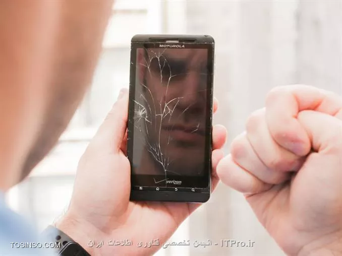 بهتر است با این واقعیت روبه رو شویم؛ هیچکدام از موبایل های ما کامل نیستند!!! فرقی نمی کند iPhone داشته باشید یا Galaxy S5؛ بهرحال مشکلی برای گوشی شما پیش می آید! ممکن است به اینترنت وصل نشود یا کند عمل کند و یا حتی دیگر روشن نشود!! در اینجا به شش مشکل اندروید که کاربران زیادی با آن روبه رو هستند اشاره میکنیم.

||http://tosinso.com/files/get/c32e0488-c48d-4ee1-baef-c8396605bac0||

ممکن است این مشکلات بسیار پیش پاافتاده و ساده به نظر برسند ولی خب طبق آمارها بسیاری از کاربران با این مشکلات مواجه اند.

!! مصرف بالای باطری
--
کاربران زیادی از کوتاه بودن عمر باطری و تمام شدن سریع آن رنج می برند که می توان گفت موثر ترین روش کنترل شارژ باطری تغییر در تنظیمات Locations و صفحه نمایش و ارتباطات می باشد.بلوتوث، WIFI، GPS، GPRS و . . . همه ی اینها بخش قابل توجهی از باطری شما را استفاده می کنند که بهتر است فقط در زمان نیاز روشن باشند.صفحه نمایش بیشترین سهم از مصرف باطری را به خود اختصاص داده است. بهتر است نور صفحه نمایش در حالت auto-brightness یا نور کم باشد و فقط در مواقعی که نیاز است مثل زمانی که زیر نور آفتاب هستید میزان روشنایی صفحه را بالا ببرید.همچنین تصاویر زمینه ی متحرک علی رغم زیبایی میزان مصرف باطری را به شدت بالا می برند!!  یکی از گزینه هایی که سازندگان موبایل برای کنترل باطری در نظر گرفته اند حالت Power Saving می باشد. نرم افزار های بسیاری هم تولید شده اند که همه ی آنها فقط و فقط موارد بالا را کنترل میکنند و در زمان لازم روشن، خاموش، کم یا زیاد می کنند.

||http://tosinso.com/files/get/c97d864a-5b4b-43e3-afa8-5f6adedbcf25||

!! رابط کاربری کند
--
با افزایش اطلاعات (Data) روی حافظه داخلی سرعت گوشی پایین می آید. برای بهبود بخشیدن به سرعت رابط کاربری تلفن همراه هوشمندتان، باید برنامه ها و مدیاهای (Media) اضافی که اسفاده نمی شوند را پاک کرد یا آن ها را به حافظه جانبی (SD) و یا Cloud منتقل کرد.همچنین شما باید برنامه هایی که در حال اجرا هستند ولی استفاده ای از آنها نمی شود را ببندید و تا آنجایی که می توانید از تصاویر زمینه ی متحرک (Live Wallpaper) استفاده نکنید.و در آخر از برنامه هایی که برای این کار ساخته شده اند مانند Clean Master یا  App Cache Cleaner استفاده کنید! این اپلیکیشن ها با بستن برنامه های اظافی و پاک کردن Cache گوشی باعث کارکرد بهتر و در نتیجه سرعت بالاتر می شوند.

||http://tosinso.com/files/get/a3fad7b4-1977-4124-8e7c-dda9e6322f13||

!! مشکلات مربوط به ارتباطات (Connectivity)
--
یکی از مشکلات متعدد اندروید مربوط به بخش Connectivity می باشد. گاهی پیش می آید که بلوتوث، WIFI، GPS، GPRS به درستی کار نمی کنند. در این حالت به مدت 30ثانیه حالت Airplane mode را روشن کنید و بعد از غیرفعال کردن آن دوباره امتحان کنید.درصورتی که مشکل برطرف نشد باید از طریق Advance Setting مشکل را حل کنید که متاسفانه در اینجا نمی توان توضیح داد.

||http://tosinso.com/files/get/437c6fec-5acc-4d31-9fcc-39ebaf115fb3||

!! ارسال نشدن پیام کوتاه 
--
شاید خیلی ساده و پیش پا افتاده به نظر برسد ولی جالب است بدانید که 40% کاربران اندروید در دنیا این مشکل را دارند!! در صورتی که مطمئن باشید به شبکه ی اپراتور خود متصل هستید و مشکل از اپراتور نیست، تنها راه حل ReStart کردن تلفن همراه می باشد.

||http://tosinso.com/files/get/63097e40-7667-402d-9d10-b20831f3668e||

!! خطا در همگام سازی (Syncing)
--
معمولا در هنگام همگام سازی با خطاهای متعددی مواجه می شویم. به علت طولانی بودن زمان همگام سازی عمده ترین مشکل قطع شدن یا ضعیف شدن اینترنت است. اگر از این نظر مطمئن شدید مشکل بعدی ممکن از سرویس مورد نظر باشد که فعلا در دسترس نباشد و اصطلاحا Down شده باشد.سومین مشکل ممکن اینست که شما پسوورد خود را اشتباه وارد کزده باشید :)
اگر هنوز مشکل برطرف نشده است تنها راه ممکن این است که اکانت خود را حذف و از اول شروع کنید.

||http://tosinso.com/files/get/96ef7d86-2714-4c87-b81d-05aad51cd175||

!! بدترین اتفاق ممکن
--
تمام مشکلات بالا با یک سری تنظیمات ساده، اپلیکیشن ها و در نهایت ریست کردن گوشی حل می شوند. ولی اگر تلفن همراهتان را پرتاب کنید و صفحه نمایش یا تاچ (Touch) آن بشکند و یا اشتباها در آب بیوفتد، دیگر مسئله با یک ریست کردن حل نمی شود.لطفا تلفن هوشمند خود را خاموش کرده (البته در صورتی که هنوز روشن باشد) و در اولین فرصت به تعمیرکار معتمد برسانید :)

||http://tosinso.com/files/get/27ab17f1-095d-43d3-a603-09753b3d9df6||

نویسنده :
منبع : انجمن تخصصی فناوری اطلاعات ایران
هرگونه نشر و کپی برداری بدون ذکر منبع و نام نویسنده دارای اشکال اخلاقی می باشد