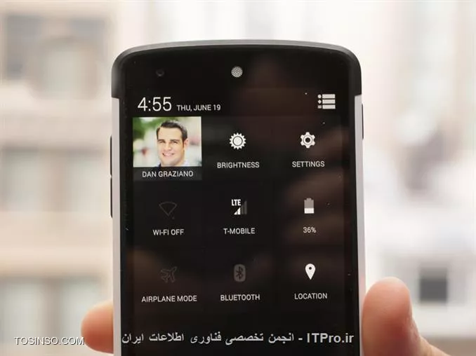 بهتر است با این واقعیت روبه رو شویم؛ هیچکدام از موبایل های ما کامل نیستند!!! فرقی نمی کند iPhone داشته باشید یا Galaxy S5؛ بهرحال مشکلی برای گوشی شما پیش می آید! ممکن است به اینترنت وصل نشود یا کند عمل کند و یا حتی دیگر روشن نشود!! در اینجا به شش مشکل اندروید که کاربران زیادی با آن روبه رو هستند اشاره میکنیم.

||http://tosinso.com/files/get/c32e0488-c48d-4ee1-baef-c8396605bac0||

ممکن است این مشکلات بسیار پیش پاافتاده و ساده به نظر برسند ولی خب طبق آمارها بسیاری از کاربران با این مشکلات مواجه اند.

!! مصرف بالای باطری
--
کاربران زیادی از کوتاه بودن عمر باطری و تمام شدن سریع آن رنج می برند که می توان گفت موثر ترین روش کنترل شارژ باطری تغییر در تنظیمات Locations و صفحه نمایش و ارتباطات می باشد.بلوتوث، WIFI، GPS، GPRS و . . . همه ی اینها بخش قابل توجهی از باطری شما را استفاده می کنند که بهتر است فقط در زمان نیاز روشن باشند.صفحه نمایش بیشترین سهم از مصرف باطری را به خود اختصاص داده است. بهتر است نور صفحه نمایش در حالت auto-brightness یا نور کم باشد و فقط در مواقعی که نیاز است مثل زمانی که زیر نور آفتاب هستید میزان روشنایی صفحه را بالا ببرید.همچنین تصاویر زمینه ی متحرک علی رغم زیبایی میزان مصرف باطری را به شدت بالا می برند!!  یکی از گزینه هایی که سازندگان موبایل برای کنترل باطری در نظر گرفته اند حالت Power Saving می باشد. نرم افزار های بسیاری هم تولید شده اند که همه ی آنها فقط و فقط موارد بالا را کنترل میکنند و در زمان لازم روشن، خاموش، کم یا زیاد می کنند.

||http://tosinso.com/files/get/c97d864a-5b4b-43e3-afa8-5f6adedbcf25||

!! رابط کاربری کند
--
با افزایش اطلاعات (Data) روی حافظه داخلی سرعت گوشی پایین می آید. برای بهبود بخشیدن به سرعت رابط کاربری تلفن همراه هوشمندتان، باید برنامه ها و مدیاهای (Media) اضافی که اسفاده نمی شوند را پاک کرد یا آن ها را به حافظه جانبی (SD) و یا Cloud منتقل کرد.همچنین شما باید برنامه هایی که در حال اجرا هستند ولی استفاده ای از آنها نمی شود را ببندید و تا آنجایی که می توانید از تصاویر زمینه ی متحرک (Live Wallpaper) استفاده نکنید.و در آخر از برنامه هایی که برای این کار ساخته شده اند مانند Clean Master یا  App Cache Cleaner استفاده کنید! این اپلیکیشن ها با بستن برنامه های اظافی و پاک کردن Cache گوشی باعث کارکرد بهتر و در نتیجه سرعت بالاتر می شوند.

||http://tosinso.com/files/get/a3fad7b4-1977-4124-8e7c-dda9e6322f13||

!! مشکلات مربوط به ارتباطات (Connectivity)
--
یکی از مشکلات متعدد اندروید مربوط به بخش Connectivity می باشد. گاهی پیش می آید که بلوتوث، WIFI، GPS، GPRS به درستی کار نمی کنند. در این حالت به مدت 30ثانیه حالت Airplane mode را روشن کنید و بعد از غیرفعال کردن آن دوباره امتحان کنید.درصورتی که مشکل برطرف نشد باید از طریق Advance Setting مشکل را حل کنید که متاسفانه در اینجا نمی توان توضیح داد.

||http://tosinso.com/files/get/437c6fec-5acc-4d31-9fcc-39ebaf115fb3||

!! ارسال نشدن پیام کوتاه 
--
شاید خیلی ساده و پیش پا افتاده به نظر برسد ولی جالب است بدانید که 40% کاربران اندروید در دنیا این مشکل را دارند!! در صورتی که مطمئن باشید به شبکه ی اپراتور خود متصل هستید و مشکل از اپراتور نیست، تنها راه حل ReStart کردن تلفن همراه می باشد.

||http://tosinso.com/files/get/63097e40-7667-402d-9d10-b20831f3668e||

!! خطا در همگام سازی (Syncing)
--
معمولا در هنگام همگام سازی با خطاهای متعددی مواجه می شویم. به علت طولانی بودن زمان همگام سازی عمده ترین مشکل قطع شدن یا ضعیف شدن اینترنت است. اگر از این نظر مطمئن شدید مشکل بعدی ممکن از سرویس مورد نظر باشد که فعلا در دسترس نباشد و اصطلاحا Down شده باشد.سومین مشکل ممکن اینست که شما پسوورد خود را اشتباه وارد کزده باشید :)
اگر هنوز مشکل برطرف نشده است تنها راه ممکن این است که اکانت خود را حذف و از اول شروع کنید.

||http://tosinso.com/files/get/96ef7d86-2714-4c87-b81d-05aad51cd175||

!! بدترین اتفاق ممکن
--
تمام مشکلات بالا با یک سری تنظیمات ساده، اپلیکیشن ها و در نهایت ریست کردن گوشی حل می شوند. ولی اگر تلفن همراهتان را پرتاب کنید و صفحه نمایش یا تاچ (Touch) آن بشکند و یا اشتباها در آب بیوفتد، دیگر مسئله با یک ریست کردن حل نمی شود.لطفا تلفن هوشمند خود را خاموش کرده (البته در صورتی که هنوز روشن باشد) و در اولین فرصت به تعمیرکار معتمد برسانید :)

||http://tosinso.com/files/get/27ab17f1-095d-43d3-a603-09753b3d9df6||

نویسنده :
منبع : انجمن تخصصی فناوری اطلاعات ایران
هرگونه نشر و کپی برداری بدون ذکر منبع و نام نویسنده دارای اشکال اخلاقی می باشد