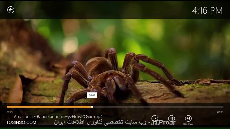 در آموزش امروز به معرفی یکی دیگر از قابلیت های جدید و در عین حال بسیار جالب ویندوز 8 خواهیم پرداخت. چیزی که امروز قصد زیر ذره بین بردن آن را داریم Windows App می باشد. ولی ابتدا اجازه دهید کمی به معرفی آن بپردازیم:

حتما شما هم مانند اکثریت انسان های قرن بیست و یکم، در طی سال های اخیر شاهد پیشرفت های چشم گیر تکنولوژی و به خصوص در زمینه دستگاه های همراه بوده اید. دستگاه هایی هم چون گوشی های هوشمند، تبلت ها، یا ساعت های تاچ و غیره، که از جمله فن آوری هایی بوده اند در طی حداقل یک دهه اخیر توانسته اند بی هیچ شک و شبهه ای صدر نشین فن آوری های مدرن باشند. به طوری که این روزها کمتر کسی را می توان دید که از این وسایل ارتباطی بی بهره باشد، و گویی این دستگاه ها به یکی از عناصر جدا ناپذیر زندگی همه ما انسان ها تبدیل شده اند.

اما ممکن است با وجود این همه پیشرفت های خیره کننده هنوز هم کمبود و خلائی را بتوان در بین همه این دستگاه ها حس کرد. خلائی که شاید شما نیز با آن روبرو بوده باشید. به عنوان نمونه آیا تا به حال به این موضوع فکر کرده اید که چه خوب می شد اگر این فن آوری ها همگی دارای یک استاندارد واحد در برنامه هایشان نیز بودند، و لازم نبود تا برای هر کدام برنامه یا اپلیکیشن خاصی وجود داشته باشد! مثلا همان برنامه ای که از آن در ویندوز استفاده می نماییم بر روی گوشی یا تبلت نیز موجود باشد. یا این که برنامه هایی را که در ویندوز استفاده می کنیم بر روی گوشی های همراه نیز اجرا شوند! یا به بیان ساده تر برنامه فتوشاپ را تصور کنید که هم بر روی گوشی و هم بر روی کامپیوتر قابل اجرا باشد.

اجازه دهید برای روشن تر شدن این بحث، آن را با مثالی دیگر بسط دهیم: اگر تاکنون از گوشی اپل یا اندروید استفاده کرده باشید، حتما با سرویس Google Play یا App Store آن ها نیز آشنا هستید. سرویسی که قابلیت های بی شماری دارد و یکی از امکانات بی نظیر آنها قابلیت داشتن برنامه های مختلف بر روی هر تعداد گوشی که به طور شخصی متعلق به شماست می باشد. فرض کنید مثلا بر روی گوشی اندروید قبلی تان برنامه WhatsApp را نصب داشته اید و از آن استفاده می کرده اید، و قابلیت Sync برنامه ها نیز بر روی آن گوشی فعال بوده است. 

اکنون به هر دلیل تلفن همراه تان را تعویض و یک مدل جدیدتر خریداری می کنید، و از آنجا که این گوشی نیز مانند گوشی قبلی تان دارای قابلیت Sync می باشد، تنها کافی ست تا با رفتن به بخش تنظیمات آن و فعال کردن گزینه Sync به سرعت هر آن چه که بر روی گوشی قبلی تان از جمله برنامه WhatsApp بوده است را به گوشی جدید انتقال دهید. یعنی تمام برنامه های گوشی قبلی با فعال کردن این قابلیت بر روی اینترنت ذخیره شده اند و شما جدای از این که گوشی قبلی و فعلی تان چه مدلی باشد، قادر خواهید بود تا به همه برنامه های مورد علاقه تان دسترسی داشته باشید. اگر تا بدین جای مطلب گویا و شفاف بوده، آن را ادامه می دهیم.

حال بیایید مثال بالا را به ویندوز 8 تعمیم دهیم. یعنی فرض کنید که بر روی کامپیوتر خانگی مان ویندوز 8 و App فتوشاپ را نصب کرده ایم، و قابلیت مرتبط به Windows App را هم فعال نموده ایم. اکنون قصد مسافرت به کشوری دیگر را دارید، و در عین حال نیز خواهان آن هستیم که طی مسافرت و بر روی تبلت یا لب تاپ مان که هر دو دارای سیستم عامل ویندوز 8 می باشند، به همان برنامه های شخصی کامپیوتر خانگی مان دسترسی داشته باشیم. 

پس کافی ست تا از قبل یک اکانت  مایکروسافتی ساخته باشید و تنظیمات مربوط به آن را نیز در ویندوز 8 انجام دهید تا برنامه ها با گوشی مایکروسافت مان اصلاحا Sync گردند. یعنی مادامی که یک خط پر سرعت اینترنتی داشته باشید، فارق از این که از کامپیوتر استفاده کنید یا تبلت، و دارای گوشی هوشمند هستید و یا حتی لب تاپ، اما قادر خواهید بود تا به یک برنامه خاص بر روی همه دستگاه هایتان دسترسی داشته باشید. 

شاید بتوان بزرگترین مزیت Windows App را صرفه جویی در هزینه ها دانست. App مخصوص فتوشاپ را به قیمت 500 دلار خریداری کنید و از آن هم بر روی لب تاپ، هم کامپیوتر، و هم موبایل استفاده کنید. پس در این صورت دیگر نیازی نیست تا برای هر پلتفرم نسخه مخصوص برنامه را خریداری و هزینه اضافی کنید. یک قابلیت ویژه که نوعی استاندارد سازی را در بین همه دستگاه های مایکروسافتی موجود پدید آورده است.

به مانند برنامه های ویندوزی که با پسوند Exe شناخته می شوند، برنامه های  Windows App نیز پسوند منحصر به فرد خود را دارند که با Appx شناخته می شود. ضمن این که این نکته را نیز به خاطر داشته باشید که این قابلیت تا پیش از ویندوز 8 در هیچ یک از سیستم عامل های پیشین مایکروسافت وجود نداشته و از این روی قابلیت جدیدی محسوب می گردد، که شاید این غول نرم افزاری دنیا با ارائه آن وارد مرحله جدیدی از فن آوری ها شده است.

نحوه کارکرد Windows App هم بدین صورت می باشد که ابتدا اکانت و حساب کاربری Live یا Hotmail مان را مثلا به کامپیوتر یا تلفن همراه مایکروسافتی معرفی و اضافه کرده و سپس App مورد نظرمان را بر روی آن ها نصب می کنیم، آن گاه کافی ست تا در دستگاه های بعدی تنها همان اکانت را معرفی نمایید تا Appها به سرعت بر روی آن Sync شده و قابل استفاده گردند. Appها و برنامه هایی که بر روی فضای اینترنت نصب گردیده اند و فضای کامپیوترتان را نیز اشغال نخواهد کرد.اگر کلیات توضیحات تا بدین جا شفاف و در بر گیرنده اصل موضوع بوده باشد. اکنون اجازه دهید تا به سراغ آموزش و نیز نحوه کار با Windows Appها برویم.

نکته: قابلیت Windows App تنها بر روی گوشی های ویندوزی موجود می باشد و نه گوشی های اندروید

!! پیش نیازهای Windows App
     - ویندوز 8 نسخه Pro یا Enterprise 
     - داشتن یک از حساب کاربری مایکروسافت هم چون Hotmail یا Live یا MSN
     - داشتن یک لپ تاپ یا PC با ویندوز 8 ، و نیز تبلت یا تلفن همراه با ویندوز 8

!! نحوه راه اندازی و کار با Windows App*
در این قسمت قصد داریم تا گام به گام کار با Windows App را یاد بگیریم. ابتدا برنامه ای را از App Store مایکروسافت دانلود می کنیم و سپس آن را بر روی کامپیوتر نصب خواهیم نمود، سپس با تبلت یا لب تاپی دیگر که دارای ویندوز 8 می باشد، با حساب کاربری Hotmail لاگین کرده و خواهیم دید که برنامه بر روی آنها نیز Sync و به سرعت قابل استفاده می گردد.
برای شروع کار ابتدا یک ایمیل یا حساب کاربری در Hotmail ایجاد کنید. نحوه ساخت حساب کاربری در Hotmail را به احتمال زیاد بیشتر شما می دانید. در صورتی که نحوه ساخت آن را نیز نمی دانید، کافی ست تا با  جستجو در اینترنت آن را فرا گیرید. در اینجا اما فرض ما بر این است که شما از قبل یک حساب کاربری Hotmail دارید، و اکنون تنها می خواهیم تا به وسیله آن Windows App را راه اندازی نماییم. مراحل را گام به گام در زیر با هم پیش خواهیم برد. 

1. ابتدا به زدن دکمه ویندوز صفحه کلید و رفتن به منوی استارت عبارت user را تایپ تا آیکون Add, delete, and manage other user accounts برایمان ظاهر گردد.
<center>
||http://tosinso.com/files/get/d415d852-3cd4-4588-8584-dc6af973bca2||
<center>

2.سپس در پنجره ای که برایمان باز خواهد شد، بر روی علامت +  و Add an account کلیک می نماییم
<center>
||http://tosinso.com/files/get/7010cba5-c554-4a26-a7e3-dc6185b58a4e||
<center>

3. در کادر مربوطه، آدرس ایمیل مایکروسافت مان (Hotmail) را وارد می کنیم و سپس با زدن دکمه Next کمی صبر کرده تا مراحل ادامه پیدا کند
<center>
||http://tosinso.com/files/get/7e3e197b-a5b7-4c5c-ae14-8dc90ac295dd||
||http://tosinso.com/files/get/b36e2c15-984d-4e10-8f06-757abc86e7d0||
<center>

در نهایت پس از گذشت مدت زمان اندکی و بررسی حساب کاربری و پسورد آن توسط مایکروسافت، بر روی دکمه Finish کلیک می نماییم (تصویر زیر)
<center>
||http://tosinso.com/files/get/8f1736ca-d1bf-4635-9299-3a19e7de08c9||
<center>

گفتنی ست که پس از پایان یافتن معرفی اکانت مان به ویندوز، برای این که از این موضوع مطمئن شویم کافی ست تا با رفتن مجدد به منوی استارت و تایپ عبارت user بر روی آیکون Add, delete, and manage other user accounts کلیک کرده و ببینیم که آیا اکانت مایکروسافت اضافه شده است یا خیر! و آن گونه که در تصویر زیر نیز مشخص است، اکانت مایکروسافتی من به لیست کاربران اضافه گردیده است. 
<center>
||http://tosinso.com/files/get/670aae02-eb07-47c5-8741-cd213ea5017b||
<center>

کار ساخت و معرفی اکانت تا بدین قسمت پایان پذیرفته، و حال بایستی اقدام به نصب برنامه های Appx بر روی کامپیوتر یا تبلت نماییم. برای این منظور با رفتن به منوی استارت و کلیک بر روی آیکون سبز رنگ Store آن را باز کرده تا Store شروع به بارگذاری نماید (تصویر زیر)
<center>
||http://tosinso.com/files/get/6e4a77cd-3c6e-4b0a-9630-1e8b0041bef0||
||http://tosinso.com/files/get/d827f7c6-9bc9-4996-a5c8-8e647063c751||
<center>
نکته مهم: ممکن است به دلیل اعمال تحریم های کنونی مایکروسافت بر روی ایران، Store مایکروسافت برایتان باز نشود، و یا با خطا مواجه گردید، که در این صورت می توانید از طریق یکی از روش هایی دور زدن تحریم ها که ساده ترینش استفاده از ف یلتر. ش ک.ن می باشد Store  را باز کنید.

پس از این که برنامه Store با موفقیت باز شد، اینک وقت آن رسیده تا به جستجوی برنامه ای که قصد داریم از آن هم بر روی کامپیوتر وهم بر روی تبلت یا دیگر دستگاه هایمان استفاده کنیم پرداخته و مراحل نصب را ادامه دهیم. در تصویر زیر، به عنوان نمونه من برنامه VLC Player را جستجو کرده ام، که شما نیز می توانید برنامه مورد نظر خودتان را در صورت وجود داشتن آن بر روی Store جستجو نمایید.
<center>
||http://tosinso.com/files/get/602b7f43-f506-461e-9df0-14b33458403f||
<center>

گفتنی ست که پس از آن که برنامه مورد نظر یافت شد، کافی ست تا با کلیک بر روی Get the app و سپس با زدن Install آن را بر روی کامپیوتر یا تبلت یا گوشی مایکروسافتی نصب نماییم (تصویر زیر)
<center>
||http://tosinso.com/files/get/5fc8faba-344d-4f6f-ba6c-f4488e574ccf||
||http://tosinso.com/files/get/3b236e3d-813e-49ba-8c34-58b222f0848d||
<center>

همان گونه که در زیر نیز می بینید برنامه شروع به نصب شدن بر روی کامپیوتر می نماید. شایان ذکر است که این مرحله با توجه به سرعت اینترنت فعلی تان ممکن است از چند ثانیه تا چند دقیقه به طول بیانجامد. پس کمی تامل نمایید.
<center>
||http://tosinso.com/files/get/ec9e6bf6-12fe-4f38-8fe5-384eeea19145||
<center>

و در نهایت برنامه با موفقیت نصب می شود (تصویر زیر)
||http://tosinso.com/files/get/20e8c4f6-23b8-4b58-a8a3-9148f61f84f6||

مراحل تقریبا تا به این جای کار تمام شده، و اکنون کافی ست تا با رفتن به نوار استارت، برنامه ای که اکنون از طریق Windows App بر روی کامپیوتر نصب شد را جستجو کنیم، و یا نیز با زدن کلیدهای Windows+F برنامه VLC Player را بیابیم و با کلیک بر روی آن برنامه را باز کرده و شروع به کار کردن با آن کنیم.
<center>
||http://tosinso.com/files/get/deeaecc7-28bd-4bd8-b762-be413fce5a60||
||http://tosinso.com/files/get/480b9b41-fd97-480e-91a2-bc7ca13dcfd5||
<center>

اکنون که مراحل نصب App مورد نظر بر روی کامپیوترمان با موفقیت پایان پذیرفت، کافی ست تا با فعال کردن قابلیت Sync بر روی تبلت یا گوشی (که بایستی حتما دارای ویندوز 8 نیز باشند)، و نیز معرفی اکانت مایکروسافتی مان به آن، برنامه VLC Player را بر روی آنها نیز Sync و قابل استفاده گردانیم. تصویر زیر نمونه اجرا شده برنامه VLC Player بر روی یک گوشی Lumia مایکروسافت می باشد.
<center>
||http://tosinso.com/files/get/1e54a296-b031-43e9-97a7-e29d305e8b2c||
<center>

*مسدود کردن سرویس Windows App*
با وجود تمام محاسن و نکات مثبتی که راجع به Windows App در بالا بدان اشاره شد، اما ممکن است مواقعی پیش آید که به هر دلیل نخواهیم یا دوست نداشته باشیم افراد بتوانند از این قابلیت بر روی کامپیوترمان استفاده کنند. از این روی می توانیم با استفاده از گروپ پالیسی، قابلیت Windows App را مسدود نماییم، نحوه استفاده از گروپ پالیسی نیز در |این لینک::https://tosinso.com/articles/40530/%d8%a2%d9%85%d9%88%d8%b2%d8%b4-%d8%b1%d8%a7%db%8c%da%af%d8%a7%d9%86-%d9%88%db%8c%d9%86%d8%af%d9%88%d8%b2-8-%d8%a8%d9%87-%d8%b5%d9%88%d8%b1%d8%aa-%da%af%d8%a7%d9%85-%d8%a8%d9%87-%da%af%d8%a7%d9%85| کامل توضیح داده شده است. در نتیجه به مسیر زیر رفته و آن را غیرفعال نماییم:
<left>
User Configuration
  Administrative Templates
    Windows Components
       Store
          Turn of the Store application= Enable
<left>
می توانید برای مشاهده آنی تغییرات از دستور gpupdate نیز استفاده کنید.

در پایان این آموزش، و با تمام گفته ها و نگفته ها بایستی اذعان داشت که اگرچه Windows App تازه در ابتدای راه قرار دارد، اما بی شک طولی نخواهد کشید که تغییرات شگرفی را در دنیای فن آوری ها ایجاد خواهد نمود و نوعی استانداردسازی را در بین همه دستگاه های دیجیتال پدید خواهد آورد.
امیدوارم این آموزش نیز مورد استفاده قرار گرفته باشد.
<left>
پایدار و سربلند
<left>

نویسنده : اسحاق احمدپور
منبع :| جزیره سرویس های شبکه مایکروسافت وب سایت توسینسو::https://tosinso.com/microsoft|
هرگونه نشر و کپی برداری بدون ذکر منبع و نام نویسنده دارای اشکال اخلاقی است