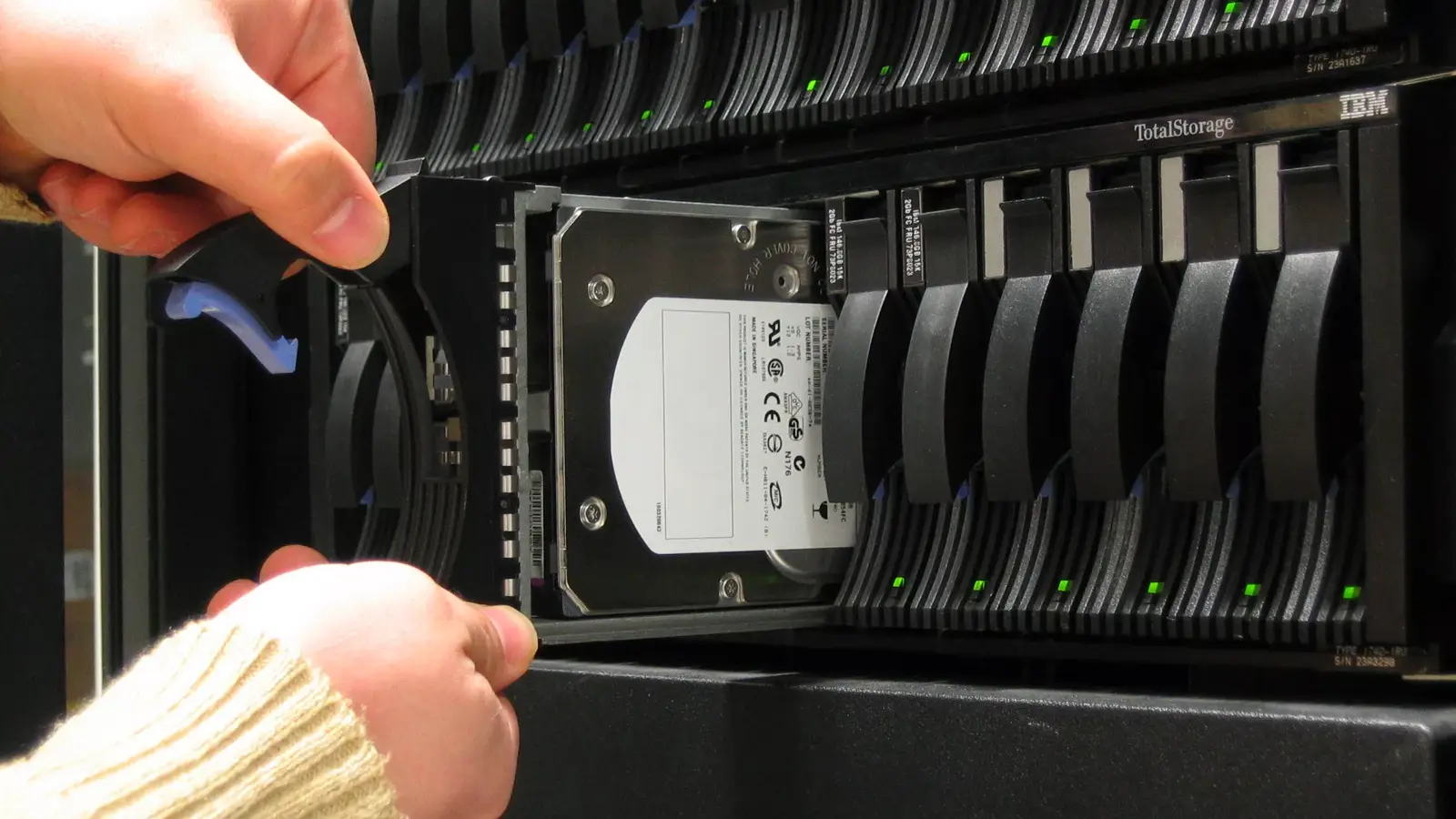 تفاوت Hot Swap و Hot Plug چیست؟