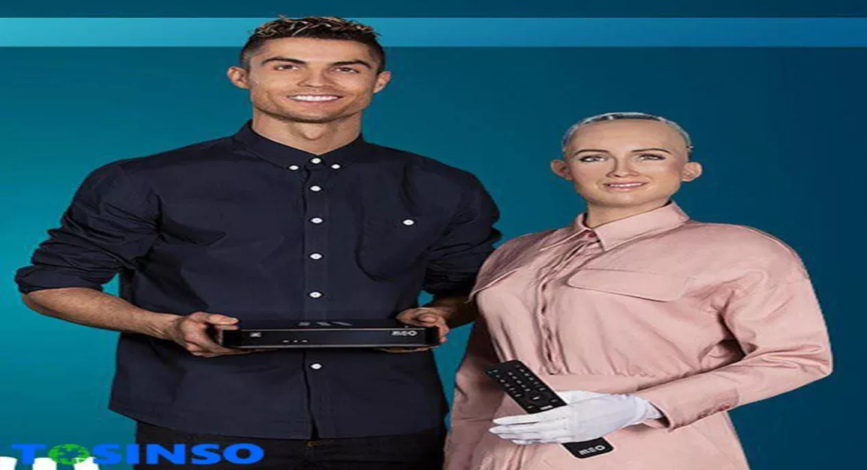 ربات هوشمند سوفیا به همراه فوتبالیست کریستیانو رونالدو در مراسم معرفی