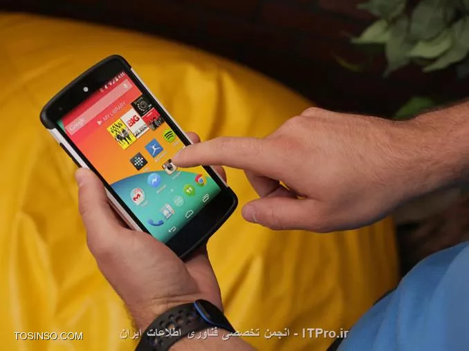 بهتر است با این واقعیت روبه رو شویم؛ هیچکدام از موبایل های ما کامل نیستند!!! فرقی نمی کند iPhone داشته باشید یا Galaxy S5؛ بهرحال مشکلی برای گوشی شما پیش می آید! ممکن است به اینترنت وصل نشود یا کند عمل کند و یا حتی دیگر روشن نشود!! در اینجا به شش مشکل اندروید که کاربران زیادی با آن روبه رو هستند اشاره میکنیم.

||http://tosinso.com/files/get/c32e0488-c48d-4ee1-baef-c8396605bac0||

ممکن است این مشکلات بسیار پیش پاافتاده و ساده به نظر برسند ولی خب طبق آمارها بسیاری از کاربران با این مشکلات مواجه اند.

!! مصرف بالای باطری
--
کاربران زیادی از کوتاه بودن عمر باطری و تمام شدن سریع آن رنج می برند که می توان گفت موثر ترین روش کنترل شارژ باطری تغییر در تنظیمات Locations و صفحه نمایش و ارتباطات می باشد.بلوتوث، WIFI، GPS، GPRS و . . . همه ی اینها بخش قابل توجهی از باطری شما را استفاده می کنند که بهتر است فقط در زمان نیاز روشن باشند.صفحه نمایش بیشترین سهم از مصرف باطری را به خود اختصاص داده است. بهتر است نور صفحه نمایش در حالت auto-brightness یا نور کم باشد و فقط در مواقعی که نیاز است مثل زمانی که زیر نور آفتاب هستید میزان روشنایی صفحه را بالا ببرید.همچنین تصاویر زمینه ی متحرک علی رغم زیبایی میزان مصرف باطری را به شدت بالا می برند!!  یکی از گزینه هایی که سازندگان موبایل برای کنترل باطری در نظر گرفته اند حالت Power Saving می باشد. نرم افزار های بسیاری هم تولید شده اند که همه ی آنها فقط و فقط موارد بالا را کنترل میکنند و در زمان لازم روشن، خاموش، کم یا زیاد می کنند.

||http://tosinso.com/files/get/c97d864a-5b4b-43e3-afa8-5f6adedbcf25||

!! رابط کاربری کند
--
با افزایش اطلاعات (Data) روی حافظه داخلی سرعت گوشی پایین می آید. برای بهبود بخشیدن به سرعت رابط کاربری تلفن همراه هوشمندتان، باید برنامه ها و مدیاهای (Media) اضافی که اسفاده نمی شوند را پاک کرد یا آن ها را به حافظه جانبی (SD) و یا Cloud منتقل کرد.همچنین شما باید برنامه هایی که در حال اجرا هستند ولی استفاده ای از آنها نمی شود را ببندید و تا آنجایی که می توانید از تصاویر زمینه ی متحرک (Live Wallpaper) استفاده نکنید.و در آخر از برنامه هایی که برای این کار ساخته شده اند مانند Clean Master یا  App Cache Cleaner استفاده کنید! این اپلیکیشن ها با بستن برنامه های اظافی و پاک کردن Cache گوشی باعث کارکرد بهتر و در نتیجه سرعت بالاتر می شوند.

||http://tosinso.com/files/get/a3fad7b4-1977-4124-8e7c-dda9e6322f13||

!! مشکلات مربوط به ارتباطات (Connectivity)
--
یکی از مشکلات متعدد اندروید مربوط به بخش Connectivity می باشد. گاهی پیش می آید که بلوتوث، WIFI، GPS، GPRS به درستی کار نمی کنند. در این حالت به مدت 30ثانیه حالت Airplane mode را روشن کنید و بعد از غیرفعال کردن آن دوباره امتحان کنید.درصورتی که مشکل برطرف نشد باید از طریق Advance Setting مشکل را حل کنید که متاسفانه در اینجا نمی توان توضیح داد.

||http://tosinso.com/files/get/437c6fec-5acc-4d31-9fcc-39ebaf115fb3||

!! ارسال نشدن پیام کوتاه 
--
شاید خیلی ساده و پیش پا افتاده به نظر برسد ولی جالب است بدانید که 40% کاربران اندروید در دنیا این مشکل را دارند!! در صورتی که مطمئن باشید به شبکه ی اپراتور خود متصل هستید و مشکل از اپراتور نیست، تنها راه حل ReStart کردن تلفن همراه می باشد.

||http://tosinso.com/files/get/63097e40-7667-402d-9d10-b20831f3668e||

!! خطا در همگام سازی (Syncing)
--
معمولا در هنگام همگام سازی با خطاهای متعددی مواجه می شویم. به علت طولانی بودن زمان همگام سازی عمده ترین مشکل قطع شدن یا ضعیف شدن اینترنت است. اگر از این نظر مطمئن شدید مشکل بعدی ممکن از سرویس مورد نظر باشد که فعلا در دسترس نباشد و اصطلاحا Down شده باشد.سومین مشکل ممکن اینست که شما پسوورد خود را اشتباه وارد کزده باشید :)
اگر هنوز مشکل برطرف نشده است تنها راه ممکن این است که اکانت خود را حذف و از اول شروع کنید.

||http://tosinso.com/files/get/96ef7d86-2714-4c87-b81d-05aad51cd175||

!! بدترین اتفاق ممکن
--
تمام مشکلات بالا با یک سری تنظیمات ساده، اپلیکیشن ها و در نهایت ریست کردن گوشی حل می شوند. ولی اگر تلفن همراهتان را پرتاب کنید و صفحه نمایش یا تاچ (Touch) آن بشکند و یا اشتباها در آب بیوفتد، دیگر مسئله با یک ریست کردن حل نمی شود.لطفا تلفن هوشمند خود را خاموش کرده (البته در صورتی که هنوز روشن باشد) و در اولین فرصت به تعمیرکار معتمد برسانید :)

||http://tosinso.com/files/get/27ab17f1-095d-43d3-a603-09753b3d9df6||

نویسنده :
منبع : انجمن تخصصی فناوری اطلاعات ایران
هرگونه نشر و کپی برداری بدون ذکر منبع و نام نویسنده دارای اشکال اخلاقی می باشد