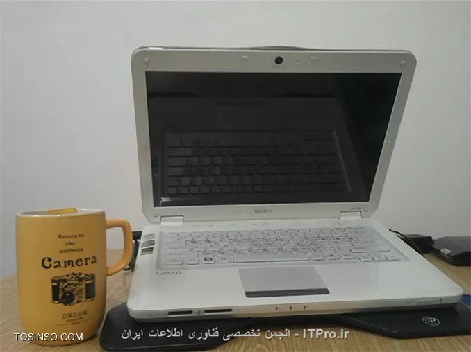 باتوجه به پیشرفت روز افزون کامپیوتر و بروزشدن نرم افزار ها به سرعت سیستم های ما ضعیف و قدیمی می شوند و دیگر عملکرد رضایت بخشی نخواهند داشت و این باعث نارضایتی ما و تعویض دستگاه می شود، راه های برای افزایش سرعت سیستم وجود دارد که هر کدام تا اندازه ای موثر و کاربردی هستند  از جمله :

1. یکپارچه سازی دیسک سخت (Defragmentation)  
2. افزایش حافظه رم
3. حذف فایل های موقت اینترنتی (Temporary Internet Files)
4. برداشتن برنامه های و سرویس هاس غیر ضرور از StartUP
5. تمیز نگهداشتن رجیستری
6. خنک نگهداشتن دستگاه
7. پاک کردن برنامه های غیر ضروری
8. تعویض هارددیسک به SSD

در این مقاله اساس کار را بر ارتقا هاردیسک به SSD  قرار دادم چون تنها و موثرترین راه تعویض هارد دیسک با یک SSD است البته شایا ذکر است که نوع هارد دیسک و نوع پورت SATA هم در سرعت سیستم تاثیر زیادی دارد
--

من یک لپ تاپ سونی قدیمی دارم که سال 87 اون خریدم اون زمان جز بهترین دست گاه های بازار بود اما الان دیگه حرفی برای گفتن نداره .مشخصات لپ تاپ من به شرح زیر است :

# CPU : P8400  دو هسته ای با فرکانس 2.26GHz و 3MB کش است
# Ram : 4GB DDR2 با Bass 800
# HDD :320GB
# VGA : onboard-Intel GMR 4500MHD
خوب این مشخصات درمقابل مشخصات فوق العاده لپتاپ های امروزی ناامید کننده است اما با کمی تغییر سرعت و عملکرد ان به طور چشم گیری افزایش می یابد.در لپتاپ بیشتر قطعات قابل تعویض نیست به جز هارد و رم خوب از انجای که رم سیستم به تعداد برنامه ها درحال اجرا بستگی دارد و از یک حد به بعد زیاد تاثیری در کار روزمره ندارد. اما خوب چه کنیم .بهترین راه حل ارتقا هارد دیسک است . خوب اگه یکمی مطالع کنید سال های اخیر تمام قطعات سیستم ارتقا پیدا کرده بجز هارد دیسک که هنوز روند کارش به صورت مکانیکی است .پس بهترین گزینه برای ارتقاع هارد دیسک به SSD است

قبل از هر چیز نکته خیلی مهم را باید بگم که اگر پورت SATA شما ازنوع 2 باشد سرعت کمتری نسبت به SATA از نوع 3 دارد  به همین خاطر ممکن است یک SSD با سرعت بالاتر در یک لپتاپ که SATA از نوع 2 است به مراتب عملکرد ضعبف تری را از خود نشان می دهد و ممکن است کم شما را برنجاند. پس باید با دقت به نوع پورت SATA هارد دیسک خود را انتخواب کنید تا هزینه ای بش از حد نکنید.

!! SSD چیست ؟
--
SSD هم مانند هاردیسک وظیفه ذخیره سازی و اطلاعات را دارد و با قطع برق هم از اطلاعات محافظت می کند . پس تفاوت کجاست تفاوت آنجا مشخص می شود که در SDD بجای کار مکانی , عمل ذخیره سازی به صورت الکترونیکی صورت می گیرید و به همین دلیل سرعت SSD بسیار بالاتر از حد تصور است SSD نیز دیگر مشخصات باور جالب را دار می باشد :
# مقاومت بالا در برابر لرزش و ضربه
# مصرف انرژي کمتر و توليد گرماي کمتر
# قابليت اطمينان بالا
# عدم توليد صدا
# وزن کمتر
# تحمل گرما و سرما
خوب من این کارو عملا انجام دادم و براتون از مراحل انجام کار عکس گرفتم پس بامن همراه بشید.


!! ارتقاع HDD به SSD در لپ تاپ Sony VGN-CS190 
--
||http://tosinso.com/files/get/b41491aa-d65b-4e4f-8548-58951145abdb||

1. خوب ابتدا لپتاپ رو خاموش کنید و شارژرو از اون جدا کنید و ان رو برگردونیددقت کنید که به روی لپ تاپ فشار نیارید ممکنه با فشار با پشت لپتاپ LCD آسیب ببیند.

||http://tosinso.com/files/get/3a6c2d5d-e5be-4c23-b9aa-9d8191b7b1b5||

2. باطری را با احتیاط از محل خود خارج کنید

||http://tosinso.com/files/get/e6d1642d-f562-4536-b6ed-ce71663bc451||

4.دو پیچ مربوط به درپوش هارددیسک که در تصویر مشاهده می کنید را باز کنید و در پوش محافظ هارد دیسک را بردارید.

||http://tosinso.com/files/get/6880cdfb-4bc7-491e-8f0a-7bb1d5d1c6f3||

5. پس از برداشتن درپوش محافظ هاردیسک یک پیچ در انتهای سمت راست هاردیسک است ان را باز کنید و هارد دیسک  را با احتیاط از محل خود خارج کنید.

||http://tosinso.com/files/get/711a8550-d8a7-4f8b-a67c-2ce00f6ece66||

6. روی هارد یک محافظ برای جلو گیری از ایجاد میدان مغناطیسی وجود دارد که با دوپیچ به پشت هارد پیچ شده است ان ها را باز کنید

||http://tosinso.com/files/get/9e56e56d-646b-42f2-ab78-e31e62a68135||

7. SSD که من خریداری کردم از برند XXX است که از نوع همزمان است که می تواند به صورت همزمان بنویسد و بخواند به همین خاطر به طور قابل توجه ای از SSD  های رایج سریع تر است اما خوب دوستان قیمتش خیلی بیشتره و به قول معروف هرچقدر پول بدید آش می خورید.

||http://tosinso.com/files/get/390b105f-a6ac-4770-83e1-922b40b5c2f2||

8. محافظ را با دوپیچ که باز کردید به SSD پیچ کنید وبعد SSD را در محل خود قرار گیری HDD قرار داده و پیچ انتهای سمت راست را محکم ببندید.

||http://tosinso.com/files/get/ee1f7868-428e-4ce1-85f7-e4389cad2bc1||

9. دو پیچ از درپوش هاردیسک باز کردیم خوب در پوش رو قرار بدید و ان دوپیچ رو محکم ببندید البته نه خیلی محکم.

||http://tosinso.com/files/get/f542b2d6-8d74-4cc8-8c1d-b688ba195705||

10.باطری را در محل خود قرار دهید و لپتاپ را روشن کنید و از سرعت بی نهایت عالی SSD لذت ببرید.

||http://tosinso.com/files/get/b6520053-bb90-43a5-a813-3ed2825c7f13||

من بعد قبل از نصب SSD چیزی حدود 40 ثانیه طول می کشید تا ویندوز 10 بالا بیاد اما حال نزدیک به 10 ثانیه بیشتر طول نمب کشه و منو خوشحال میکنم،*نکته لپ تاپ من SATA2 است و اگر لپتاپ شما SATA3 باشه بازم بهتر جواب می دهد. امیدوارم تا این جا خسته نشده باشید . خوب لپتاپ به SSD ارتقا دادیم اما مشکلی داریم . مشکل کم بودن فضای SSD است که SSD که من خریدم 128 گیگبایت و این امروزه خیلی خیلی کم هستش و چاره کار اضافه کردن هارد دوم بجای DVD-RW است می پرسید چطوری ؟ 

با HDD Caddy :
کدی کیسی مبدلی است به شکل و اندازه DVDRW لپ تاپ که  ارتباط یا مبدل هارد دارد.مبدل کدی به ما کمک می کنه تا به لپتاپ هاردیسک دوم اضافه کنیم و فضا و ظرفیت بیشتری در اختیار داشته باشیم. همچنین، این مبدل کمک میکنه تا به راحتی هارد پرسرعت SSD به لپ تاپ اضافه کنیم. تا الان این کار تنها برای برخی لپ تاپ ها مورد استفاده قرار میگرفت. اما با پیشرفت اینترنت و به اشتراک گذاری فایل ها، نیاز به فضای ذخیره بیشتر بر روی لپ تاپ و کامپیوترهای شخصی داریم
و با ورود نرم افزارهای پیچیده و قدرتمند بخصوص در حوزه برنامه نویسی و گرافیک نیاز به استفاده از هاردهای پرسرعت برای پردازش و عملکرد سریعتر سیستم ها بیشتر احساس می شه . جالب است که بدونید میزان استفاده از درایورهای نوری کاهش یافته به نحوی که درایو نوری بیشتر  در لپ تاپ ها زاید به نظر می رسه.

!!  افزایش هارد دیسک به لپتاپ
-- 
1. DVD-RW معمولا با یک پیچ محکم می شود ان را باز کنید و به صورت کشوی DVDRW را از محل قرار گیری خود خارج نمایید.

||http://tosinso.com/files/get/cc000e80-5e63-4cfd-ba3e-ef3c6f86adb1||

2. سپس یک مبدل HDD یه DVD-RW تهیه کنید. دقت کنید که مبدل ها در چند نوع 12.7mm و 9.5mm بازار موجود هستند که بسته به نو لپ تاپ خود می توانید ان را تهیه کنید همچنین دقت کنید که بعضی از مبدل ها به همراه خود تبدیل پورت SATA را ندارن و باید جدا بخرید و از ن استفاد نمایید. 

||http://tosinso.com/files/get/48f99ed6-34ee-47a2-96a8-ebcf281e607b||

3. سپس هارددیسک که از لپتاپ باز کردیم داخل ان قرار می دهیم و 4 پیچ که اطراف مبدل وجود دارد را محکم می کنیم 

||http://tosinso.com/files/get/c544d1e7-f0c1-49b1-85cf-b8d37fe75b31||

||http://tosinso.com/files/get/33af5c08-2de9-49bf-9690-71acbb3c1e3e||

4. سپس درپوش بیرونی DVDRW را از DVDRW جدا می کنیم و روی مبدل قرار می دهیم تا ظاهر لپتاپ هم شکیل و زیبا بماند 

||http://tosinso.com/files/get/e9df5182-75a5-4b39-913e-30c50107e9bc||

5. سپس یک پایه که DVDRW را به بدنه محکم می کند را از DVDRW باز می کنیم و به مبدل پیچ می کنیم

||http://tosinso.com/files/get/8eb7751d-4271-4b78-8f58-932cc04b0aa0||

||http://tosinso.com/files/get/81332e54-a54e-4321-a9ce-a6583f8befc3||

||http://tosinso.com/files/get/768381a1-9971-413e-821f-48dd91d06265||

6. حالا مبدل را در جای DVDRW به طور کشوی در جای خود قرار می دهیم و ان را پیچ می کنیم

||http://tosinso.com/files/get/cc000e80-5e63-4cfd-ba3e-ef3c6f86adb1||

*کار تمام است و شما حالا یک لپتاپ با SSD دارید که سرعت ان بسیار بالا رفته است*

||http://tosinso.com/files/get/9bc978eb-8516-46c7-83ed-a428fd3ebfbd||

امیدوارم لذت برده باشید

باتشکر محمد جواد صبری
منبع : |جزیره سخت افزار و تجهیرات دیجیتال وب سایت توسینسو::https://tosinso.com/hardware|
هرگونه نشر و کپی برداری بدون ذکر منبع و نام نویسنده دارای اشکال اخلاقی است