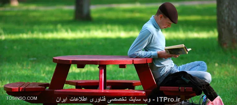 ||http://tosinso.com/files/get/71c558b8-df4a-466e-a0e6-1836cac1960e||

دنیای اطراف ما انسان ها به سرعت در حال تغییر است و این تغییر چه در زندگی شخصی و چه در زندگی کاری می تواند تاثیر گذار باشد. این تغییرات می توانند تغییرات محیطی و شهری باشند یا تغییرات در علومی که به نحوی با حرفه و شغل ما در ارتباط هستند و ما باید بتوانیم خود را با این تغییرات وفق دهیم. کافیست به اندازه یک یا دو ماه تعلل کنیم تا ببینیم دنیا چه تغییراتی کرده و ما چقدر عقب هستیم، شاید چیزهایی که در سال گذشته بلد بودیم امسال دیگر به کار ما نیاید. برای مثال، کمی به زمینه کاری خود دقت کنیم، آیا علومی که 2 یا 3 سال پیش بلد بودیم الان مورد نیاز و استفاده هستند یا با علوم جدید جایگزین شدند؟ صد در صد جواب مثبت است. اگر ما بتوانیم با این تغییرات همراه شویم فرصت های زیادی در مقابل خود خواهیم دید و اگر تعلل کنیم از قافله عقب می مانیم و به راحتی این فرصت ها تبدیل به تهدید بر علیه ما می شوند. یادگیری و آموختن پروسه ایست که به ما در این راه کمک می کند، اما میزان سرعت یادگیری ما چقدر است؟ آیا می توانیم همگام با سرعت پیشرفت بشریت چه در زمینه تکنولوژی و چه در سایر زمینه ها حرکت کنیم؟ در این مطلب می خواهم در مورد تکنیک هایی صحبت کنم که به ما کمک می کنند که بتوانیم سرعت خود را در یادگیری افزایش دهیم. نکاتی که در این مطلب گفته می شود می توانند به مرور زمان برای ما تبدیل به عادت شوند. پس تا انتهای این مطلب همراه من باشید.

--
!! 1. سرعت مطالعه
--
||http://tosinso.com/files/get/b4e005ed-2984-4bc9-8888-4da10c16d21e||
لازم به گفتن نیست که مطالعه نقش مهمی در پیشرفت شخصی ما دارد. اگر از کارآفرینان برتر در مورد میزان مطالعه شان سوال بپرسید مطمئناً خواهند گفت که مطالعه جزو عادات هر روزه آنان است. اما سرعت مطالعه ما تاثیر زیادی در به روز ماندن ما دارد، اینکه ما مطالعه کنیم به تنهایی کافی نیست و می بایست عادت مطالعه با سرعت زیاد را در خود تقویت کنیم. بر اساس تحقیقات انجام شده افراد عادی به طور معمول می توانند 200 الی 400 لغت در دقیقه مطالعه کنند که این عدد برای افرادی که عادت به تند خوانی دارند بین 1000 تا 1700 لغت در دقیقه است. تفاوت کاملاً مشخص است و افراد دسته دوم می توانند حجم بیشتری از مطالب را نسبت به افراد عادی مطالعه کنند. اما چگونه این موضوع امکان پذیر است؟ کافیست چند نکته را هنگام مطالعه مد نظر بگیرید و با تمرین، آن ها را تبدیل به یک عادت برای خود کنید. در زیر به برخی از تکنیک هایی که در مطالعه سریع مطالب تاثیر گذار است اشاره می کنم:

# خواندن کلمات به صورت گروهی، نه تک به تک: در این روش به جای اینکه شخص مطالب را به صورت لغت به لغت مطالعه کند، لغات را به صورت گروهی مطالعه می کند.
# عدم تلفظ لغات در ذهن: خیلی از افراد زمان مطالعه عادت دارند لغات را به صورت تک به تک در ذهن خود بخوانند، عادت کنیم که بدون توجه به تلفظ لغات در ذهن جملات را بخوانیم.
# مطالعه سطحی: زمانی که شما در حال مطالعه یک پاراگراف هستید خیلی از جملات و کلمه ها اضافی هستند، سعی کنید پاراگراف ها را به صورت کلی مرور کنید و بیشتر بر روی نکات مهم متمرکز شوید.
# استفاده از نشانگر زمان مطالعه: از یک ابزار کمکی مانند یک خودکار یا یک نشان گر برای تمرکز چشمان خود بر روی جملات استفاده کنید.

البته موارد دیگری نیز هستند که در بالا بردن سرعت مطالعه تاثیر دارند، اما فعلاً 4 مورد بالا را تمرین کنید تا تاثیر آن را بر میزان سرعت مطالعه خود ببینید.

--
!! 2. کنترل زمان و مکان مطالعه
--
همه ما با این موضوع برخورد داشته ایم که در بازه های زمانی از روز میزان یادگیری ما افزایش پیدا کرده و سایر زمان ها این میزان کاهش پیدا می کند یا اینکه بعد از چند دقیقه مطالعه متوجه می شویم که تنها به کتاب و کلمات نگاه کرده ایم و عملاً هیچ چیز در ذهنمان از موارد مطالعه شده باقی نمانده. خیلی عادت در انسان ها متفاوت هستند و این عادات می توانند تاثیر مستقیم در روند یادگیری افراد داشته باشند، برای مثال، زمان استراحت و خواب، زمان غذا خوردن و ... همگی می توانند در میزان یادگیری شما تاثیر گذار باشند. شاید مکانی را برای مطالعه انتخاب کردید که باعث از دست دادن تمرکز شما برای مطالعه می شود یا اینکه بودن در یک مکان در شما ایجاد استرس می کند. سعی کنید زمان های مختلف و همینطور مکان های مختلف را برای مطالعه انتخاب کنید تا به مرور زمین بهترین زمان و بهترین مکان را شناسایی کنید. برای مثال، میزان دمای مکانی که برای مطالعه انتخاب می کنید می تواند تاثیر مستقیم بر میزان یادگیری شما داشته باشد، بعضی ها در فضاهای خنک میزان یادگیریشان بیشتر از مکان های گرم است که این موضوع کاملاً بستگی به شرایط بدنی شما دارد.

--
!! 3. نت برداری زمان مطالعه
--
وقتی شما هنگام مطالعه یک مطالب اقدام به نت برداری می کنید، آن مطلب مدت زمان بیشتری در ذهن شما ماندگار می شود. دلیل این موضوع تحلیلی است که مغز شما بر روی مطلب در زمان نت برداری انجام می دهد. برای مثال، زمانی که شما در حال یادگیری یک موضوع هستید و در حین مطالعه اقدام به نوشتن و یادداشت برداری از مطالب می کنید، شرایطی برای مغز شما محیا می شود تا اطلاعات خوانده شده را آنالیز و پردازش کند که این موضوع باعث انتقال مطلب از حافظه کوتاه مدت به بند مدت می شود. قانون مغز این است که موارد دیده شده یا شنیده شده را در حافظه ای به نام حافظه کوتاه مدت ذخیره می کند و مطمئن باشید که بعد از گذشت 3 الی 4 روز به صورت کامل آن مبحث از ذهن شما پاک می شود. دقت کردید بعضی وقت ها وقتی راجع موضوعی که قبلاً در مورد آن شنیده ایم می خواهیم صحبت کنیم، ممکن است بلافاصله آن موضوع در ذهن ما تداعی شود و در بعضی وقت ها این موضوع نیازمند چند ثانیه برای یادآوری است، زمانی که شما موضوعی را بلافاصله به خاطر می آورید، در حقیقت در حال استفاده از قسمتی از مغز هستید که اصطلاحاً در آن دانش فعال نگهداری می شود، اما مواردی که نیاز به مکس دارند بخشی از حافظه هستند که دانش غیر فعال در آن نگهداری می شود و این مدت زمان مکث برای فعال کردن آن اطلاعات است. نت برداری و نوشتن مطالب در طول مطالعه به شما کمک می کند که دانش مطالعه شده تبدیل به دانش فعال بلند مدت شود و با گذر زمان با سرعت بیشتری بتوانید موارد را به خاطر آورید. یکی از کارهایی که ما در سایت ITPRO انجام می دهیم به اشتراک گذاشتن دانش است، خود من به شخصه زمانی که در حال یادگیری یک موضوع جدید هستم، اولین کاری که می کنم آن را در سایت ITPRO به اشتراک می گذارم که این موضوع باعث می شود آن مطلب در ذهن ماندگاری بیشتری داشته باشد. ابزارهای زیادی برای نت برداری مطالب هستند که می توانید از آن ها استفاده کنید که یکی از آن ها وب سایت ITPRO است.

--
!! 4. ترکیب تکنیک های یادگیری مختلف
--
هر شخص بر اساس علایق و ویژگی های شخصی از متد های مختلفی برای یادگیری استفاده می کند. برای مثال، ممکن است شخصی فیلم های آموزشی را ترجیه دهد یا شخصی مطالعه کتاب را انتخاب کند. معمولاً اشخاص بر اساس یکی از روش های زیر اقدام به یادگیری یک مبحث می کنند:

# استفاده از تصاویر و المان های بصری مانند اسلاید های Powerpoint، کتاب های تصویری یا فیلم های آموزشی (Visual)
# المان های صوتی مانند کتاب های صوتی یا PodCast ها (Auditory)
# مطالعه مطالب متنی مانند مقالات و کتاب ها (Reading/Writing)
# آموزش های حرکتی (Kinethetic)

به چهار مورد بالا اصطلاحاً VARK گفته می شود، اما کاری که شما باید انجام دهید ابتدا یک خودشناسی اولیه انجام دهید، اینکه کدام یک از تکنیک های یادگیری برای شما جذاب تر است و در ابتدا تمرکز خود را بر روی آن بگذارید، برای مثال اگر شما علاقه به مطالعه کتاب یا مقالات دارید، می توانید در کنار خواندن مطالب از کتاب های صوتی موجود نیز به صورت تکمیلی استفاده کنید یا در حین مطالعه اقدام به کشیدن تصاویر و اجزای بصری مرتبط با موضوعات مطالعه شده بکنید. می توانید از نرم افزار هایی مثل ConceptDraw یا X-Mind برای به تصویر کشیدن مواردی که مطالعه کردید استفاده کنید تا میزان یادگیری خود را چند برابر کنید.

--
!! 5. ایجاد ارتباطات ذهنی
--
یکی از تکنیک هایی که به شدت به روند یادگیری شما کمک می کند ایجاد ارتباط ذهنی میان مباحث اطلاعات جدید و چیزهایی است که به آن ها علاقه دارید یا در ذهن شما ماندگارند. اگر سری تصویری آموزش زبان AJ Hoge را استفاده کرده باشید، برای لغات مختلف حرکات مختلف بدن را استفاده می کند، برای مثال، برای کلمه subconscious که به معنی زمیر ناخودآگاه است لبه دست را به پشت سر خود میزند و با این کار باعث می شود که میان این حرکت و لغت subconscious ارتباط بر قرار شود، با این کار باعث می شود که این لغت به راحتی در ذهن شما حک شود و بتوانید آن را به راحتی به خاطر بیاورید، برای سایر موضوعات هم این کار را انجام دهید، برای مثال اگر بر روی مباحث مرتبط با برنامه نویسی مطالعه می کنید، می توانید بین مفاهیم و عناصر خیالی یا حتی فیزیکی ارتباط برقرار کنید، این عناصر می توانند رنگ های مورد دلخواه یا نام های مورد علاقه شما باشند. هر چیزی که شما راحت تر به خاطر می آورید را استفاده کنید.

--
!! 6. ذهن خود را تمرین دهید
--
ذهن شما همانند ماهیچه های بدن شما است، هر چقدر بیشتر آن را تمرین دهید، ذهن قدرتمندتری خواهید داشت. سعی کنید برای مباحثی که یاد میگیرید یک چالش ذهنی ایجاد کنید، برای مثال، اگر در حال یادگیری برنامه نویسی هستید، می توانید با تعریف تمرین ها و سناریوهای مختلف ذهن خود را پرورش داده و آن را قوی تر کنید. این کار باعث می شود که ظرفیت ذهن شما برای سرعت یادگیری موضوعات جدید دو چندان شود.

--
!! 7. استفاده از موسیقی های مناسب در زمان یادگیری
--
ارتعاشات صوتی که به ذهن ما می رسند به چهار دسته زیر تقسیم می شوند:

# Alpha
# Beta
# Theta
# Delta

قصد نداریم وارد تحلیل هر یک از حالت های بالا شویم، اما به صورت کلی باید بگوییم که حالت Alpha که ارتعاشات آن بین 8 تا 13 هرتز است باعث ایجاد آرامش ذهنی و ایجاد بهترین شرایط برای مطالعه می شود. شما می توانید با گوش دادن به موسیقی هایی که فرکانسی بین 8 تا 13 هرتز برای ذهن تولید می کنند وضعیت ذهن خود را در بهترین حالت ممکن برای یادگیری قرار دهید. به شدت از موسیقی هایی که خواننده ای بر روی آن می خواند در زمان مطالعه دوری کنید، زیرا باعث از دست دادن تمرکز در زمان مطالعه می شوند. به شخصه در زمان مطالعه آهنگ In The Morning Light یانی را به شدت توصیه می کنم، قبل از شروع مطالعه و حتی در شروع مطالعه یکبار گوش دادن این آهنگ را امتحان کنید تا تاثیر آن را ببینید.

--
!! 8. به دیگران یاد بدهید
--
یکی از بهترین راهکار های بالا بردن سرعت یادگیری، یاد دادن موارد مطالعه شده به دیگران است. ای موضوع باعث می شود که 90 درصد مباحث مطالعه شده برای شما ماندگار شود. در ابتدا شروع به خواندن مطالب کنید و سپس برای دوستان، خانواده یا همکاران خود موضوع را آموزش دهید. با اشتراک دانش خود با دیگران، نه تنها به دیگران کمک می کنید تا سطح دانش خود را افزایش دهند، بلکه به شما این امکان را می دهد تا میزان دانش خود را پیرامون آن موضوع خاص محک بزنید و هم از نظرات دیگران برای بهتر کردن دانسته های خود استفاده کنید.

در این مطلب سعی کردم 8 نکته برای افزایش میزان یادگیری را خدمت شما دوستان مطرح کنم. اگر موضوعی به ذهن شما نیز می رسد می توانید از طریق بخش نظرات آن را با سایر دوستان به اشتراک بگذرید.

نویسنده: حسین احمدی
منبع: ITPRO

<center>
!! زکات علم نشر آن است
<center>
