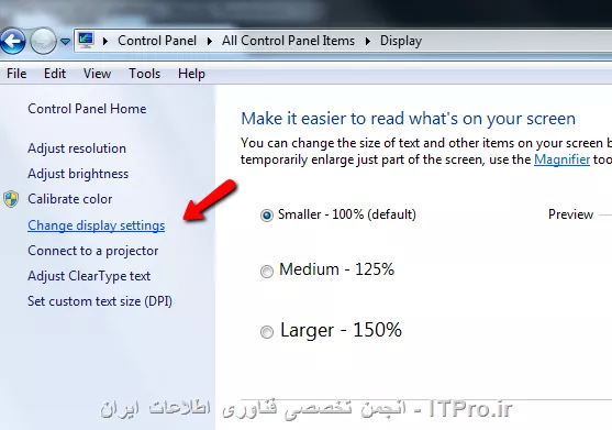 ابتدا کابل ویدئو پروژکتور را به لپ تاپ متصل کنید سپس ویدئو پروژکتور را روشن کنید و بعد از بالا آمدن ویدئو پروژکتور از روی کنترل کلید INPUT را بزنید اگر لپتاپ دارید کلیدهای ترکیبی  FN و (معمولا,F7 ,F6  F5 یکی از این موارد) را همزمان فشار دهید.
اگر جواب نداد تنظیمات کارت گرافیک خود را چک کنید:
به Control Panel مراجعه نمائید. به بخش Display بروید و روی گزینه‌ی Change Display Setting کلیک کنید تا تنظیمات نمایشگر را تغییر دهید.
||http://hardware.tosinso.com/files/get/c6f4072f-3c89-431b-a631-f5e0bb28e7ff||
در این بخش ممکن است چند نمایش‌گر دیده شود، برخی فعال و برخی نافعال هستند. روی گزینه‌ی Advanced Setting کلیک کنید و تب Monitor را در تنظیمات کارت گرافیک انتخاب نمائید. حالا بررسی کنید که آیا کارت گرافیک شما تمام مانیتورها را لیست کرده یا نه.
اگر هر دو مانیتور در لیست نمایش داده نشود، کارت گرافیک شما اجازه‌ی استفاده از چند مانیتور را نخواهد داد و معمولاً این مهم‌ترین مشکلی است که پیش می‌آید. البته راه‌حل‌هایی هم در این حالت وجود دارد و باید بیشتر تلاش و جست و جو کنید.
||http://hardware.tosinso.com/files/get/cca03794-61bc-44c3-a3ab-6e777ff69d98||
اگر کارت گرافیک شما از درایور Intel Graphic Media Accelerator استفاده کند، انجام مراحل بالا ساده‌تر می‌شود. شما تب Intel Graphics را در بخش بالای صفحه‌ی Advanced Settings می‌بینید، اگر روی آن کلیک کنید می‌توانید نرم‌افزار مربوط به نمایشگرها را اجرا کنید و تنظیمات را سریعاً انجام دهید.
||http://hardware.tosinso.com/files/get/7b2054a8-af6b-400b-bd94-1aea87455f8a||