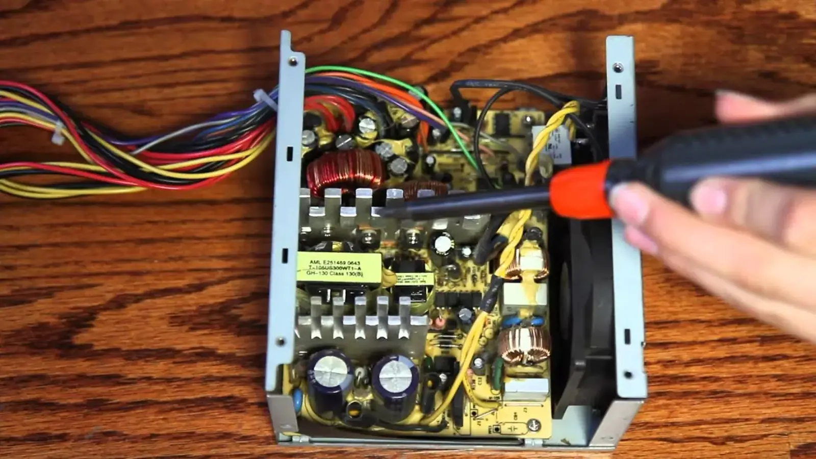 چگونه خرابی یا سالم بودن پاور برق کامپیوتر را متوجه شویم؟