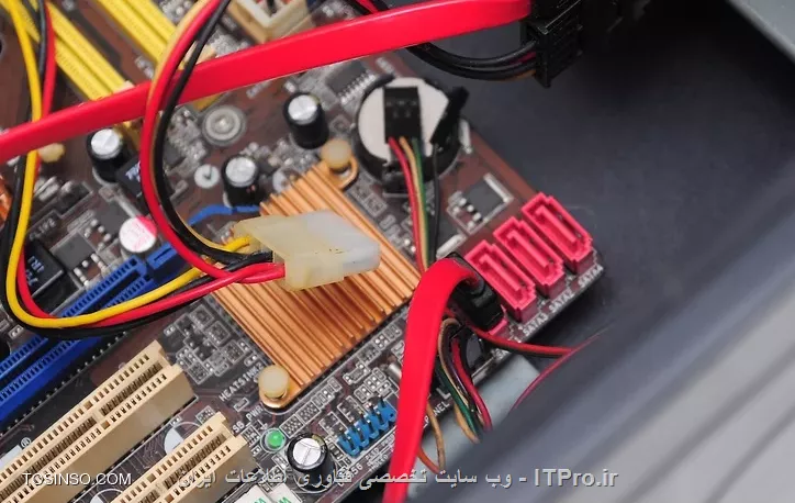 سلام خدمت دوستان عزیز ITPRO ای و کلیه علاقه مندان به مباحث سخت افزاری و تجهیزات دیجیتال. قبلاََ در انجمن تخصصی فناوری اطلاعات ایران به صورت مفصل درباره| هارد دیسک::https://tosinso.com/articles/41733/%d9%87%d8%a7%d8%b1%d8%af-%d8%af%db%8c%d8%b3%da%a9-%da%86%db%8c%d8%b3%d8%aa%d8%9f-%d9%85%d8%b9%d8%b1%d9%81%db%8c-Hard-Disk-Drive| و انواع آن و همچنین اجزای مختلف آن صحبت کرده ایم حال نوبت آن است که بتوانیم یک هارد دیسک را به طور صحیح و اصولی در کامپیوتر نصب کنیم. برای نصب هارد دیسک قدم به قدم این آموزش را با من دنبال کنید.

!!1- کامپیوتر را خاموش کنید و کلید پاور سیستم را در حالت Off قرار دهید

||https://tosinso.com/files/get/82d8e1dc-1e40-440c-8d7e-b69c4427e00e||

طبق معمول اولین کاری که باید انجام دهید این است که کامپیوتر را Shutdown یا خاموش کنید( ترجیحاََ از طریق خود سیستم عامل این کار را انجام دهید ) و کلید موجود در پاور سیستم را به حالت Off قرار دهید تا از وجود هیچ منبع برقی و نوسان حاصل از جریان برق اطمینان حاصل کنید. 

!!2- درب کیس کامپیوتر را باز کنید

||https://tosinso.com/files/get/3467750e-6c15-464a-93ce-d5cf31475e19||

نحوه باز کردن کیس کامپیوتر بسته به شرکت سازنده آن در هر کیس متفاوت است. اکثر کیس های کامپیوتر از قسمت سمت راست درب کیس برای تعویض قطعات باز میشوند. معمولاََ دو عدد پیچ یکی در قسمت بالا و یکی در قسمت پایین جعبه کیس در قسمت راست وجود دارد که اگر آن ها را باز کنید میتوانید درون کیس را مشاهده نمایید. با یک پیچ گوشتی چهار سو میتوانید پیچ های درب کیس را باز کنید. نکته اینکه در بسیاری از کیس های جدید پیچ ها طوری طراحی شده اند که بدون نیاز به پیچ گوشتی و با دست میتوان آنرا باز کرد.

!!3- هارد دیسک را نصب کنید

||https://tosinso.com/files/get/8ef44815-344a-4d96-bd62-fa6064314821||

هارد دیسک را از داخل کیس طوری در محفظه اش قرار دهید که پورت هایش رو به بیرون کیس و در پایین قرار بگیرند درست مانند تصویر بالا. بعد با دو عدد پیچ کوچک مخصوص drive bay یا محفظه هارد دیسک، هارد دیسک را به کیس متصل کنید. توجه کنید که اگر طول پیچ ها دراز باشند هنگام کار کردن هارد دیسک به آن صدمه میزند.

!!4- کابل های SATA را به مادربورد متصل کنید

||https://tosinso.com/files/get/e945b522-cdaa-4fe8-b934-bf3b309cd252||

کابل SATA را به پورت SATA در مادربورد یا کارت PCI متصل کنید. همانطور که در تصویر فوق نیز مشاهده میکنید پورت های SATA در گوشه کنار های مادربورد قرار دارند و به صورت دسته جمعی در یکجا در ماردبورد قرار میگیرند و همچنین برچسب گذاری نیز میشوند مثلاََ ما هارد دیسک را به پورت SATA1 روی مادربورد متصل کرده ایم. مد نظر داشته باشید که اگر سیستم عامل تان درون هارد دیسکی قرار دارد که الان در حال نصبش هستید آنرا به کمترین پورت SATA از لحاظ شماره آن متصل کنید. که معمولاََ یا SATA0 هستند یا SATA1 . 

!!5- کابل SATA را به هارد دیسک متصل کنید

||https://tosinso.com/files/get/8701bfb8-0834-41b3-ba89-996b3bb1b67d||

در ادامه مرحله چهارم انتهای دیگر کابل قرمز رنگ SATA را به پورت کوچک SATA ی هارد دیسک تان متصل کنید. با توجه به پاور سیستم تان اگر پاور شما از کابل SATA پشتیبانی میکند میتوانید آنرا مستقیماََ به پورت عریض برق SATA موجود در هارد دیسک متصل کنید در غیر این صورت از یک مبدل Molex to SATA استفاده کنید. 

!!6- درب کیس کامپیوتر را ببندید

||https://tosinso.com/files/get/d03dc525-4a7d-42f3-bb14-91b31d8b3752||

کار تمام است! ابتدا درب کیس را در جایش قرار دهید و سپس با استفاده از یک پیچ گوشتی دو سو پیچ هایی که در مرحله اول درب جعبه کیس را باز کردید پیچ ها را در جایشان محکم کنید. 

!!7-  کامپیوتر را روشن کنید

||https://tosinso.com/files/get/1ae90acf-161a-4ac5-83e2-20c273e32801||

کابل برق AC را از پشت کیس به پاور سیستم متصل کنید و کلید پاور را در حالت On قرار دهید و دکمه پاور از جلوی کیس کامپیوتر فشار دهید تا کامپیوتر روشن شود. برای استفاده از هارد دیسک نیاز به نصب درایور به صورت دستی نیست زیرا سیستم بصورت خودکار آنرا شناسایی میکند و درایور آنرا نصب میکند. در غیر این صورت در صورت وجود میتوانید از DVD خود هارد دیسک برای نصب درایورش استفاده کنید. اما همانطور که مستحضر هستید برای استفاده از هارد دیسک باید آنرا فرمت و پارتشین بندی کرد تا بتوان از آن استفاده نمود برای کسب اطلاعات بیشتر در این مورد پیشنهاد میکنم به این لینک سر بزنید. امیدوارم مورد توجه شما قرار گرفته باشد. *ITPRO باشید*


نویسنده : امیرحسین کریم پور 
منبع : |ITPRO::www.tosinso.com| 
هرگونه نشر وکپی برداری بدون ذکر منبع و نام نویسنده دارای اشکال اخلاقی میباشد